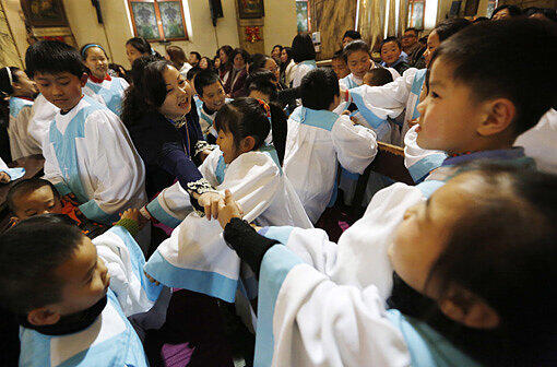 In Chinas Hauptstadt Beijing versammelt sich die katholische Gemeinde in und um die Xuanwumen-Kirche.
