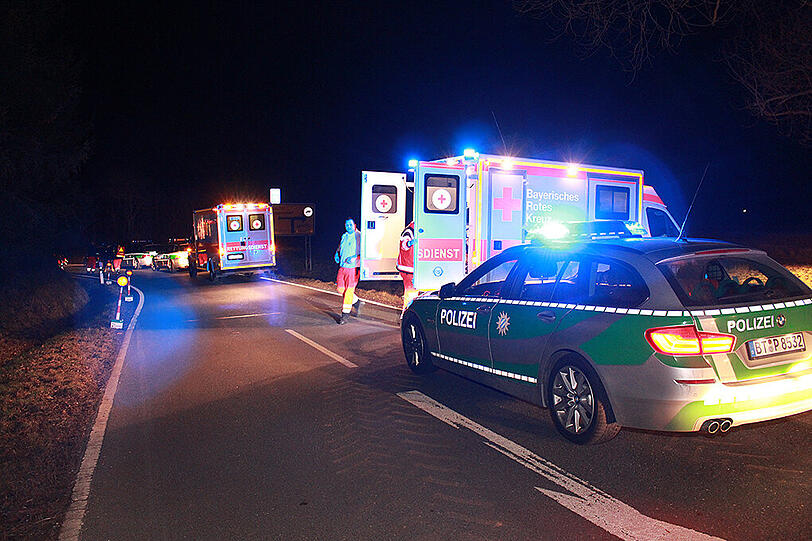 Gestohlener Jaguar überschlägt sich nach Verfolgungsjagd. Die Bilder vom Unfallort.