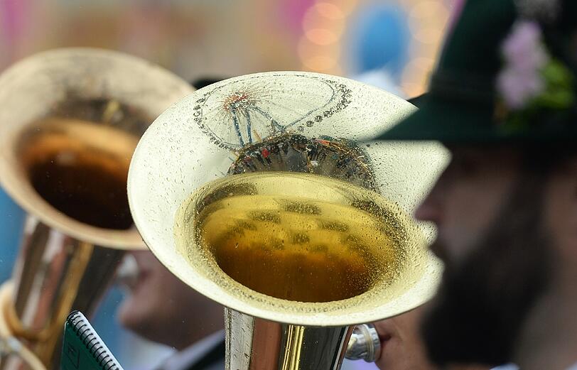 Der erste Wiesn-Sonntag gehört den Trachtlern und dem traditionellen Umzug. In den Zelten ging's gemütlicher zu als beim Anstich. Die Bilder von Tag 2 zum Durchklicken.
