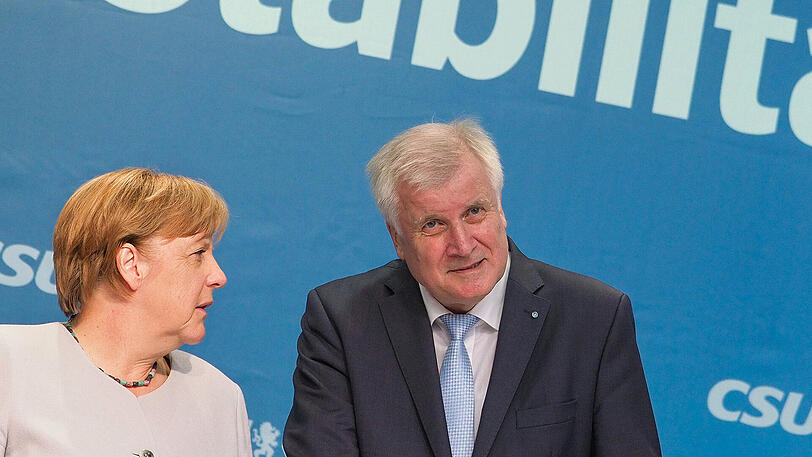 Im Wahlkampf herrscht Einigkeit: Bundeskanzlerin Angela Merkel springt Ministerpräsident Seehofer in Sachen Grenzkontrollen zur Seite.