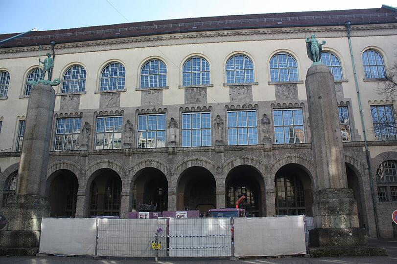 Der Seiteneingang der Uni ist während der Bauarbeiten blockiert.