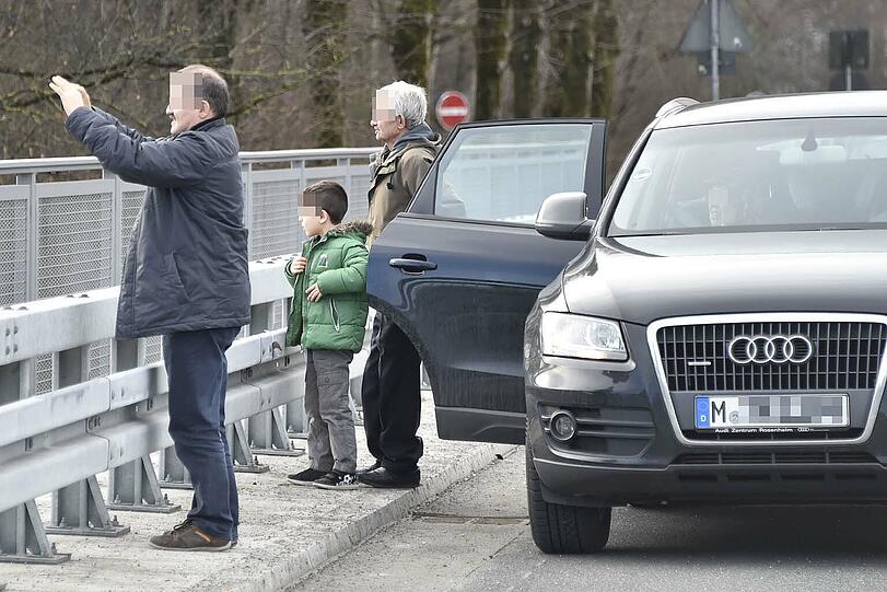 Bei einem Verkehrsunfall auf der A 8 sind vier Personen verletzt worden. Der Unfall ereignete sich stadteinwärts auf Höhe der Anschlussstelle Perlach. Hier einige "Gaffer".