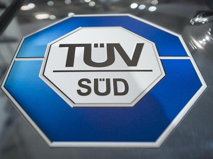 Das Logo des TÜV SÜD. Foto: picture alliance / Ole Spata/dpa/Archivbild