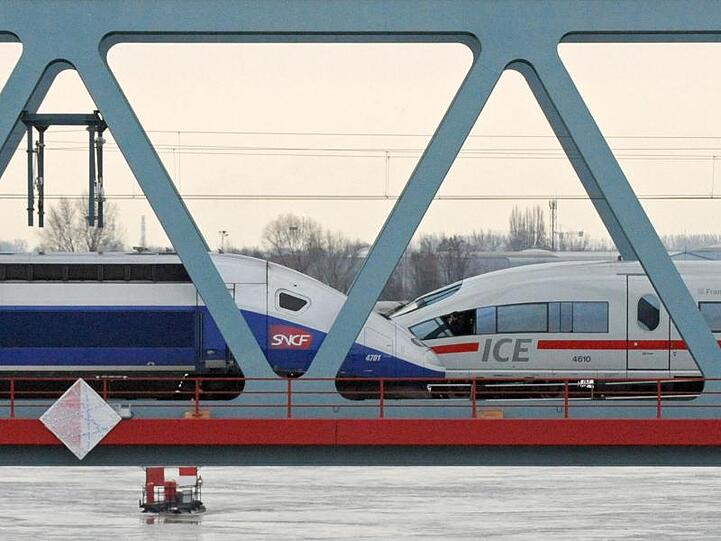 Siemens und Alstom - ICE und TGV auf einer Brücke: Die geplante Fusion zwischen dem Technologiekonzern Siemens und dem französischen Zughersteller Alstom ist wohl gescheitert.