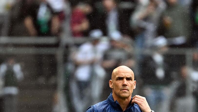 Bochums Trainer Thomas Letsch steht im Regen.