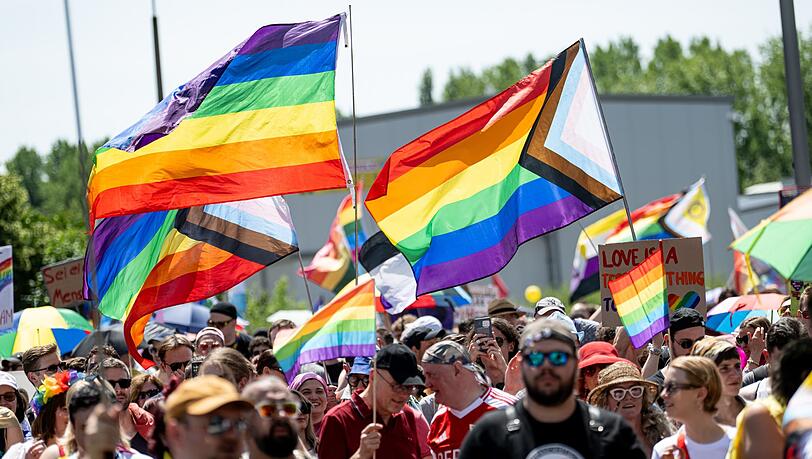 Die Paraden im Pride Month sind der rechten Szene ein Dorn im Auge.