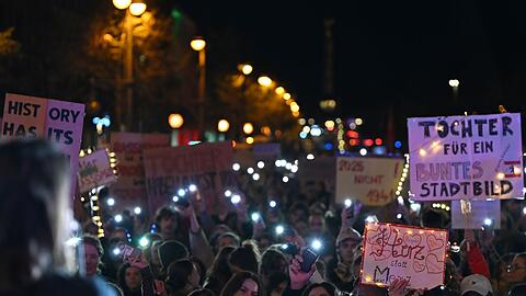 Laut Polizei kamen rund 2.000 Menschen zu der Demonstration.