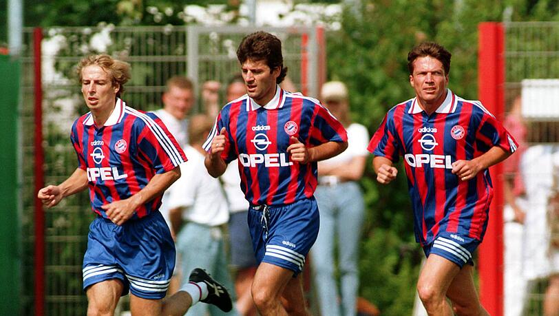 Mitte der 90er-Jahre war es gut, wenn jemand, wie hier Emil Kostadinov, zwischen J&uuml;rgen Klinsmann (links) und Lothar Matth&auml;us (rechts) stand. Heute k&ouml;nnen sie dar&uuml;ber lachen.