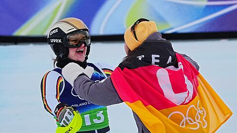 Emma Aicher (links) und Kira Weidle-Winkelmann jubeln &uuml;ber Olympia-Silber in der Team-Kombination.