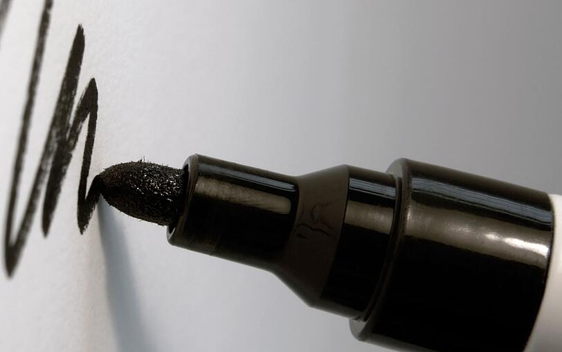 Ups! Einmal nicht aufgepasst und schon ist es passiert: Da wurde mal schnell der wasserfeste Permanentmarker anstatt dem wasserl&ouml;slichen Stift genutzt oder man meinte es beim Handwerken etwas zu gut mit dem Sekundenkleber. Kein Grund zum Verzweifeln - mit diesen Tipps gelingt es Ihnen, auch hartn&auml;ckige Dinge wieder zu entfernen.