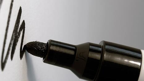 Ups! Einmal nicht aufgepasst und schon ist es passiert: Da wurde mal schnell der wasserfeste Permanentmarker anstatt dem wasserl&ouml;slichen Stift genutzt oder man meinte es beim Handwerken etwas zu gut mit dem Sekundenkleber. Kein Grund zum Verzweifeln - mit diesen Tipps gelingt es Ihnen, auch hartn&auml;ckige Dinge wieder zu entfernen.