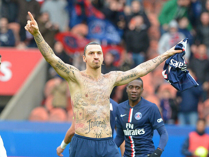 Zlatan Ibrahimovic kassierte für das Ausziehen seines Trikots eine gelbe Karte