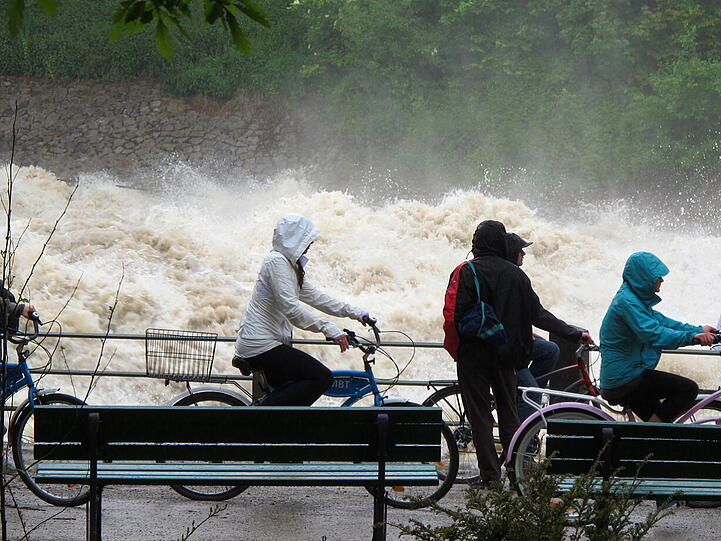 Die reißende Isar am Montagmittag vor genau einem halben Jahr. Die Bilder.