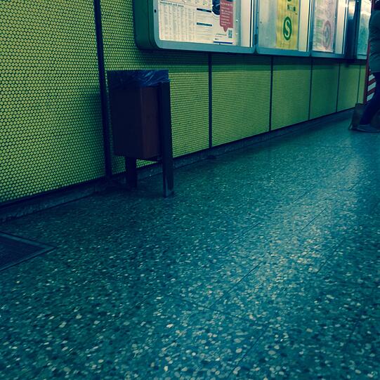 ... in ihr Versteck, hinter der Wand.