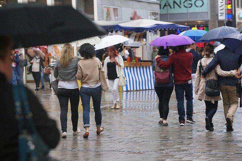 Selbst bei strömendem Regen herrscht in der Kaufingerstraße Hochbetrieb. Fast 7000 Menschen laufen hier im Schnitt pro Stunde lang.