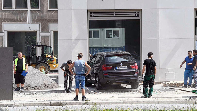 Vermutlich aus gesundheitlichen Gründen verlor ein BMW-Fahrer die Kontrolle über seinen X3 und krachte in eine Baustelle. Die Bilder.