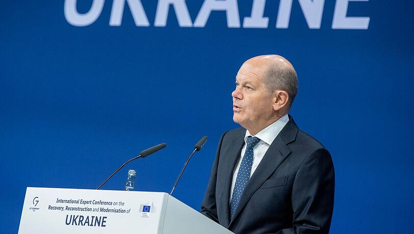 Bundeskanzler Olaf Scholz versprach der Ukraine auf der internationalen Wiederaufbaukonferenz Unterstützung, solange es notwendig sei.