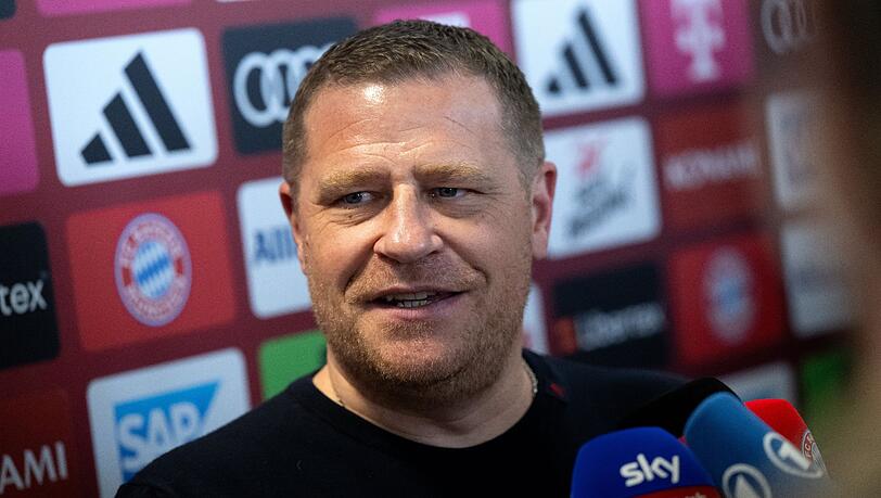 Max Eberl, Sportvorstand des FC Bayern München, gibt am Flufhafen in München vor dem Abflug nach London ein Pressestatement.