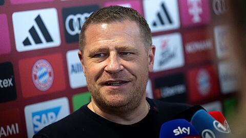 Max Eberl, Sportvorstand des FC Bayern München, gibt am Flufhafen in München vor dem Abflug nach London ein Pressestatement.