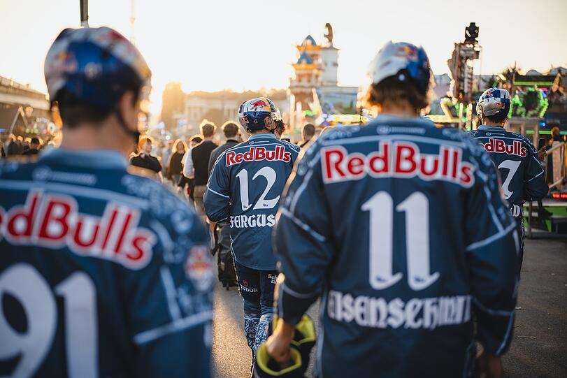 Schick und spaßig: Die EHC-Stars in ihren neuen Wiesen-Trikots unterwegs auf der Theresienwiese und beim Foto-Stopp am Königsplatz. Schick und spaßig: Die EHC-Stars in ihren neuen Wiesen-Trikots unterwegs auf der Theresienwiese und beim Foto-Stopp am Königsplatz.