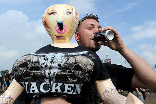 In Wacken muss keiner alleine feiern. Dieser Junge Mann hat letztes Jahr eine dralle Blondine mitgebracht.