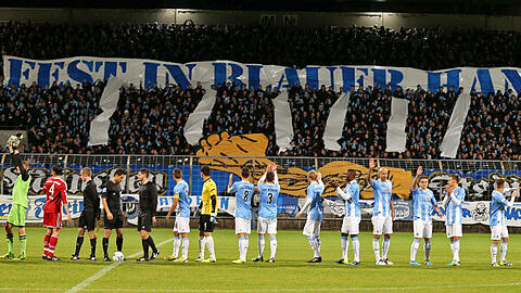 Fest in blauer Hand&ldquo;: Schon vor dem Anpfiff machten vor allem die Löwen-Fans Stimmung. Hinterher glich das Grünwalder Stadion einem Tollhaus.