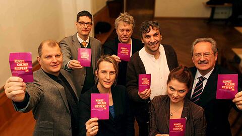 Vereint im Kampf gegen Intoleranz und Fremdenfeindlichkeit: Martin Ku&scaron;ej (Residenztheater), Arne Ackermann (Stadtbibliothek), Miriam Heigl (Fachstelle gegen Rechtsextremismus), Johan Simons (Kammerspiele), Christian Stückl (Volkstheater), Laura Pulz (Kreisjugendring) und Christian Ude zeigen rechts die rote Karte.
