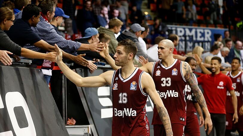 Wollen auch in den kommenden Wochen mit den Fans in München feiern: Stefan Jovic (l.), Maik Zirbes und die Bayern-Basketballer.