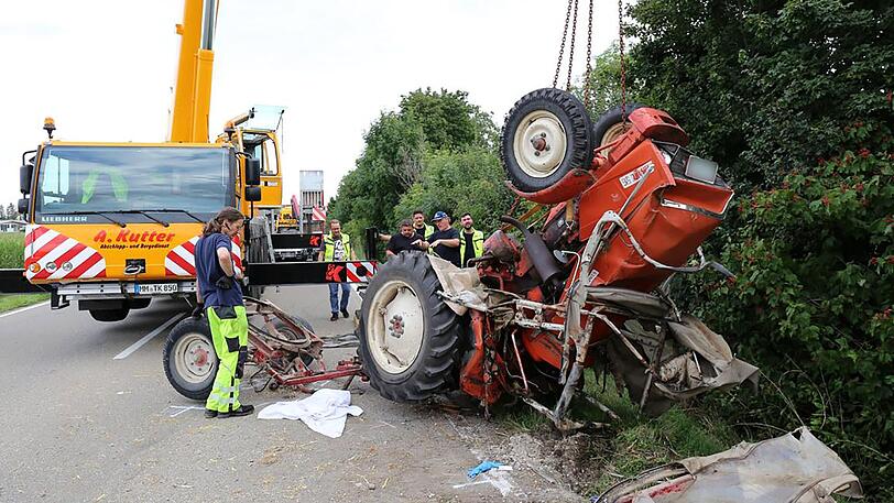 Das Wrack des Traktors musste mit schwerem Gerät abgeschleppt werden.