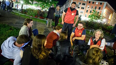 Derzeit bereitet AKIM auch eine Strategie vor, um das Feiern in Bars und Clubs besser mit den Interessen der Anwohner vereinbar zu machen.