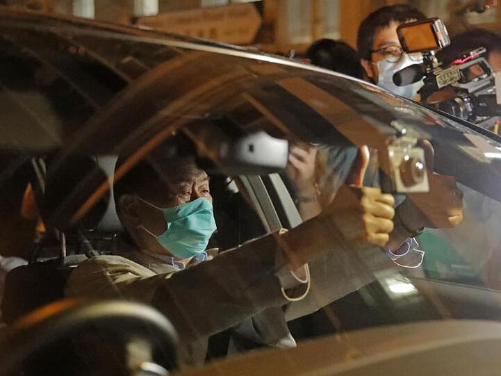 Jimmy Lai, Medienmogul aus Honkong, verlässt in einem Auto die Polizeistation, nachdem er auf Kaution freigelassen wurde.