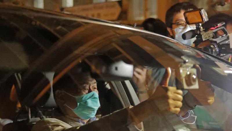 Jimmy Lai, Medienmogul aus Honkong, verlässt in einem Auto die Polizeistation, nachdem er auf Kaution freigelassen wurde. Jimmy Lai, Medienmogul aus Honkong, verlässt in einem Auto die Polizeistation, nachdem er auf Kaution freigelassen wurde.