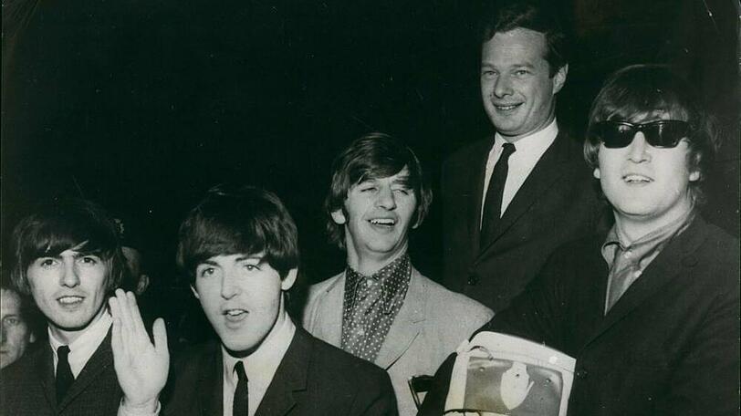 Brian Epstein (hinten) mit seiner Entdeckung des Jahrtausends, den Beatles.