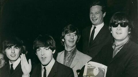 Brian Epstein (hinten) mit seiner Entdeckung des Jahrtausends, den Beatles.