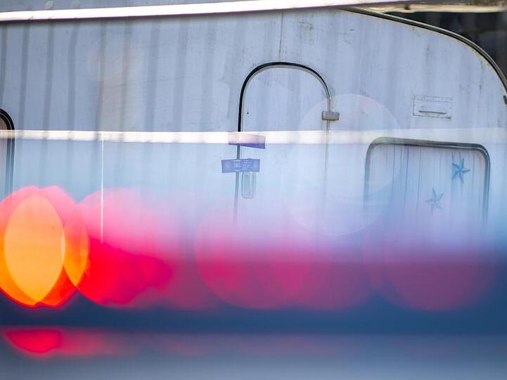 Ein Polizeiauto steht vor dem versiegelten Campingwagen des mutmaßlichen Täters. Ein zeitweiliger Leiter der Ermittlungskommission im Missbrauchsfall von Lügde ist vorläufig vom Dienst suspendiert worden.