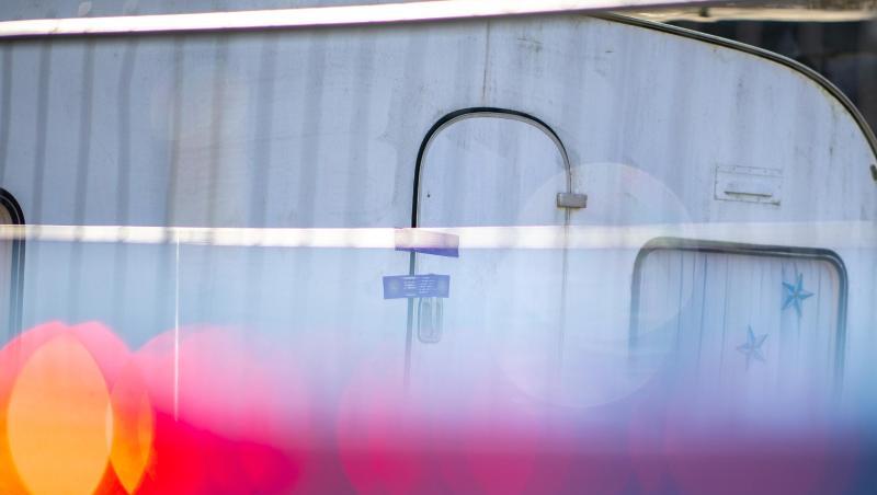 Ein Polizeiauto steht vor dem versiegelten Campingwagen des mutmaßlichen Täters. Ein zeitweiliger Leiter der Ermittlungskommission im Missbrauchsfall von Lügde ist vorläufig vom Dienst suspendiert worden. Ein Polizeiauto steht vor dem versiegelten Campingwagen des mutmaßlichen Täters. Ein zeitweiliger Leiter der Ermittlungskommission im Missbrauchsfall von Lügde ist vorläufig vom Dienst suspendiert worden.