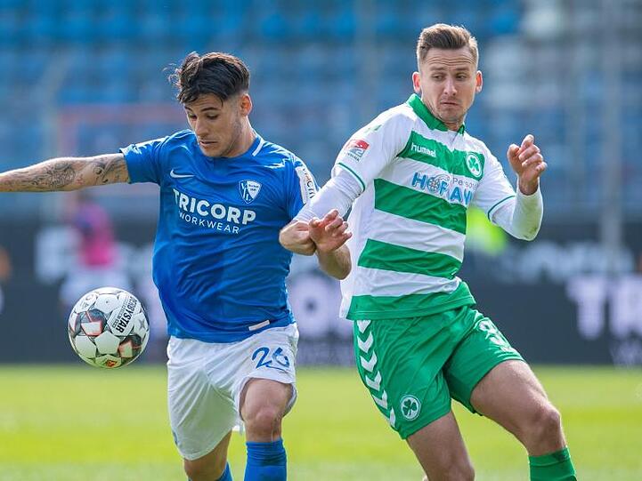 Bochums Görkem Saglam (l) und Paul Seguin von Fürth kämpfen um den Ball. Foto: Guido Kirchner
