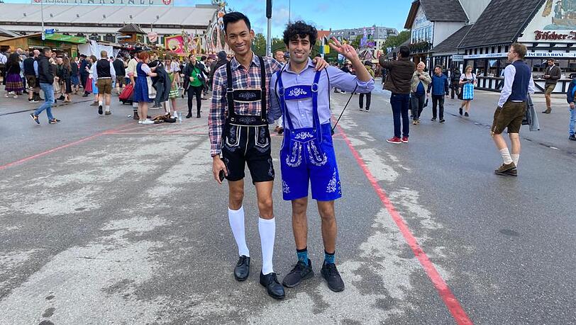 Mango (l.) aus Australien und Warren aus London: Die beiden haben extra Wiesn-Urlaub genommen. Die Tracht gab's online. Mango (l.) aus Australien und Warren aus London: Die beiden haben extra Wiesn-Urlaub genommen. Die Tracht gab's online.
