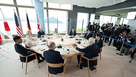 Die Staats- und Regierungschefs der G7 und die EU-Vertreter bei einem Arbeitsessen im Grand Prince Hotel.