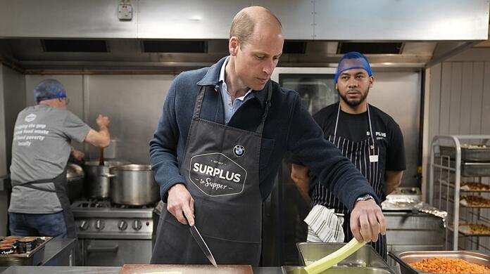 Hilft beim Schnippeln: Prinz William schneidet Lauch.