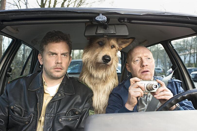 Mit Hund Ludwig auf Spähfahrt: Eberhofer (Sebastian Bezzel, links) und sein Kumpel Rudi (Simon Schwarz). Mit Hund Ludwig auf Spähfahrt: Eberhofer (Sebastian Bezzel, links) und sein Kumpel Rudi (Simon Schwarz).