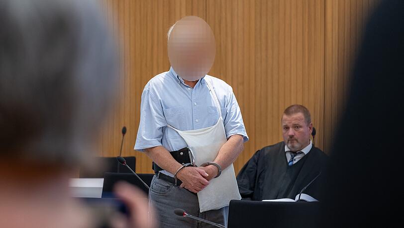Der wegen Volksverhetzung angeklagte Mann steht vor Beginn des Prozesses neben seinem Rechtsanwalt Frank Miksch im Gerichtssaal.