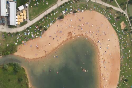 Hier darf nicht mehr gebadet werden: Giftige Grünalgen bei Ramsberg am Kleinen Brombachsee sondern Gift ab.