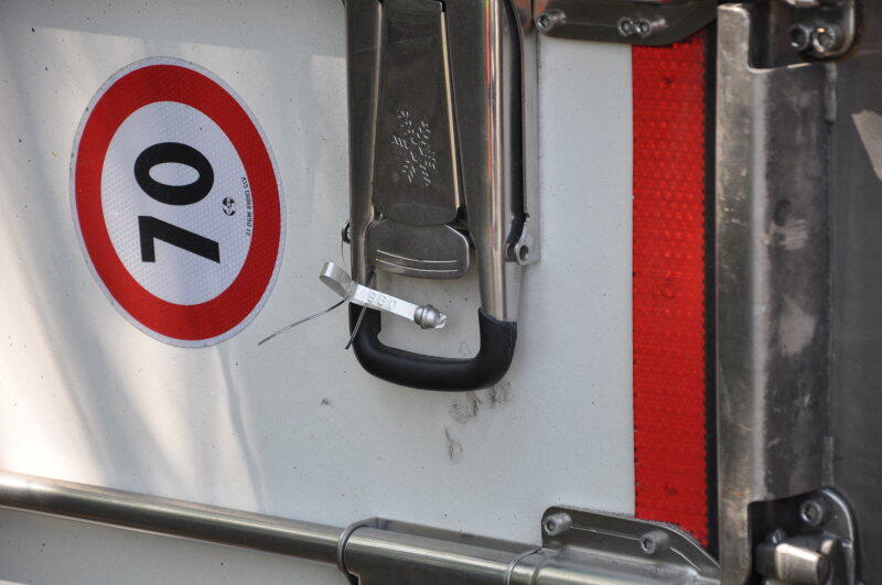 Auf der B 12 bei Simbach kippte ein Lkw um.