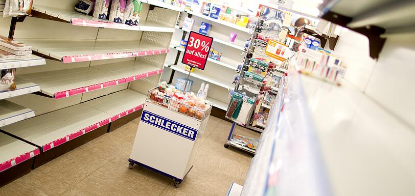 Einige betroffene Schlecker-Läden hatten schon in den vergangenen Tagen zugemacht. Heute werden auch die letzten der 2200 auf der Streichliste stehenden Filialen endgültig geschlossen. 11 000 Schlecker-Beschäftigte blicken in eine ungewisse Zukunft.