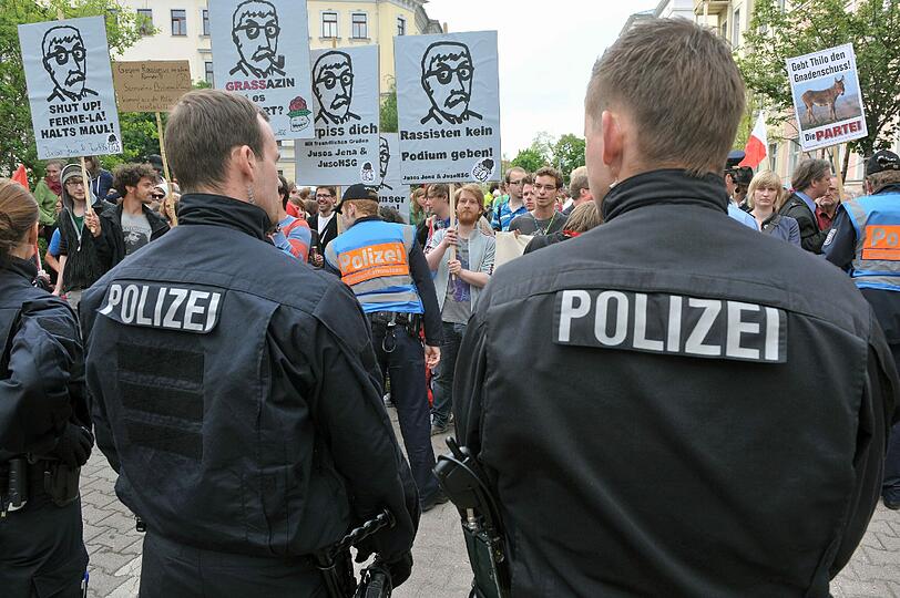&bdquo;Deutschland hat eine europapolitische Verantwortung&ldquo;, betonte
Steinbrück. Daraus ergäben sich Solidaritätsverpflichtungen.
Steinbrück warf Sarrazin eine platte ökonomische Analyse vor und
nannte einige Thesen &bdquo;Bullshit&ldquo;. Der Euro bedeute nicht nur
Binnenmarkt und Währung, sondern auch europäische Zivilisation.