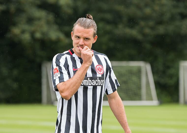 10. Eintracht Frankfurt: Ganz anders als in den letzten Saisons starten die Frankfurter mit schwarz/weißen vertikalen Blockstreifen in die neue Saison. Das Schwarz als Basisfarbe und das Rot der letzten Saisons rücken in den Hintergrund. Die Assoziation des Sträflingslooks liegt nicht fern.