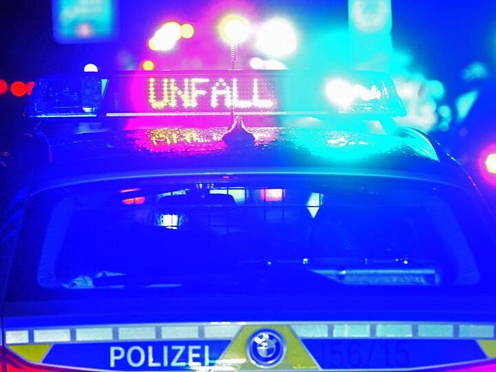 Ein Polizei Blaulicht ist bei der Unfallaufnahme zu sehen. Foto: Stefan Puchner/dpa/Symbolbild