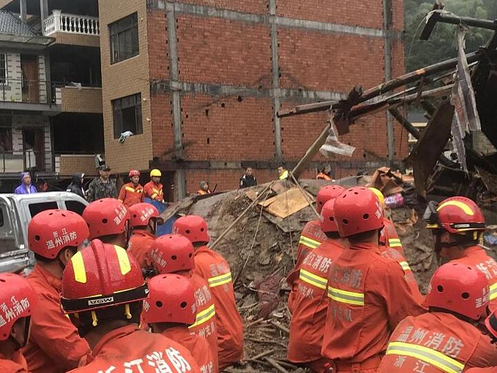 Einsatzkräfte an einem eingestürzten Haus in Wenzhou.