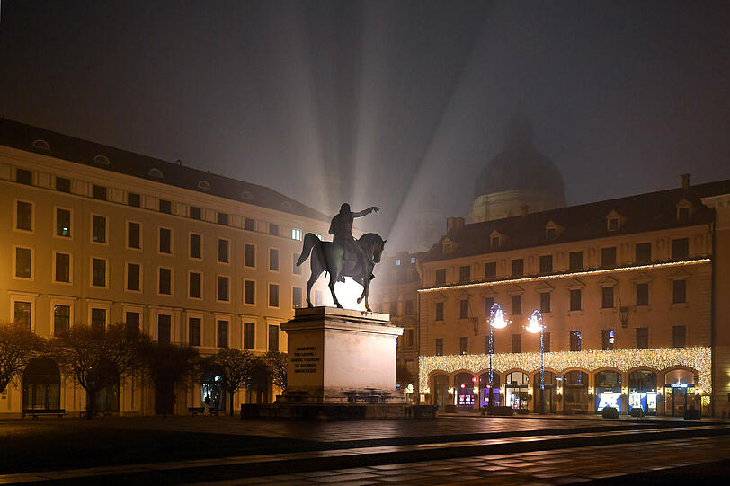 Dramatisches Licht am Wittelsbacherplatz am ersten Montagabend des Jahres 2021.